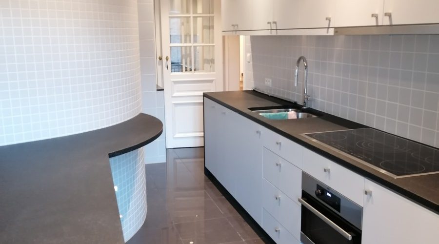 keuken in Print met zwart granieten werkblad