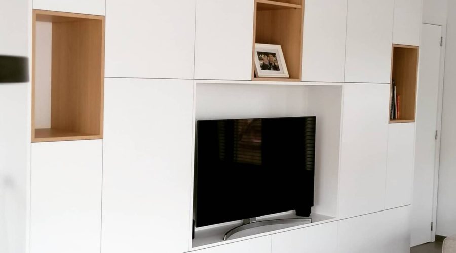 TV kast in witte laminaat in combinatie met eiken open vakken