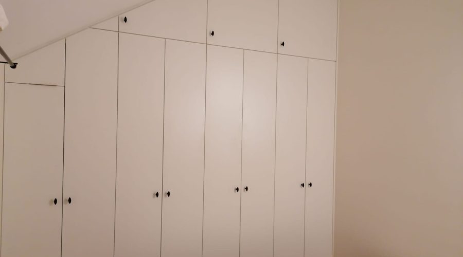 witte laminaat met zwarte olijftrekkers